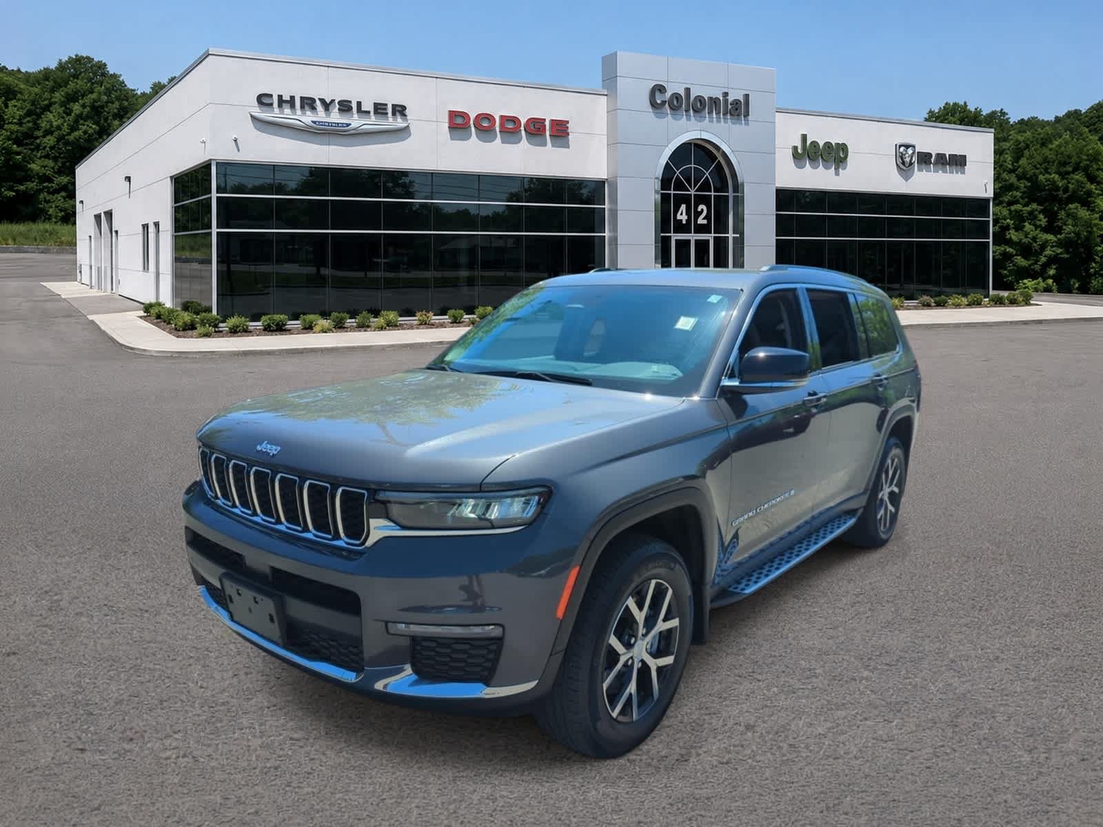 Used 2023 Jeep Grand Cherokee L Limited w/ Trailer Tow Group (B) AWD/4WD image 2