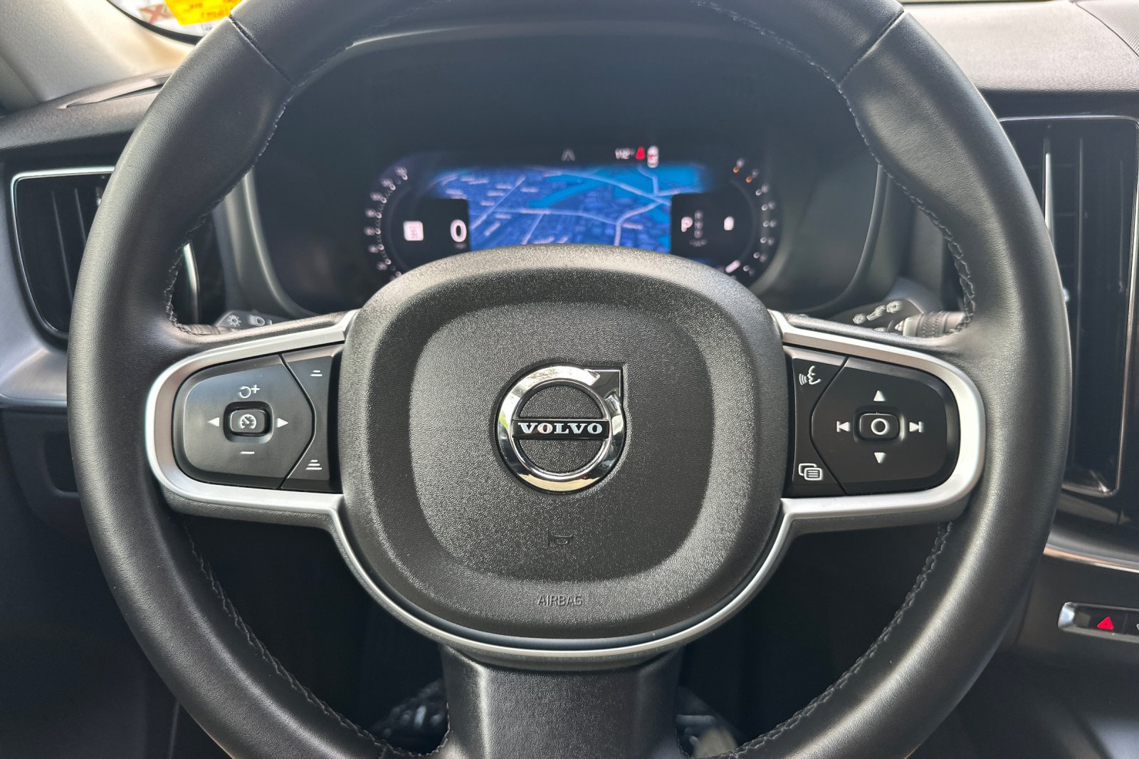 Certified 2025 Volvo XC60 B5 Core AWD/4WD image 28