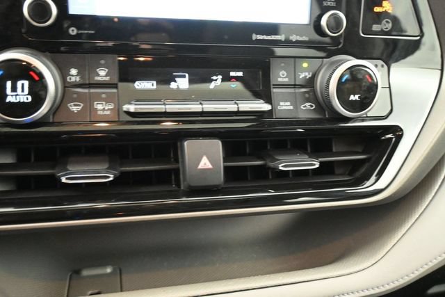 Used 2022 Toyota Highlander XLE AWD/4WD image 14