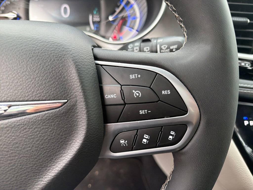 Used 2024 Chrysler Pacifica Select image 62