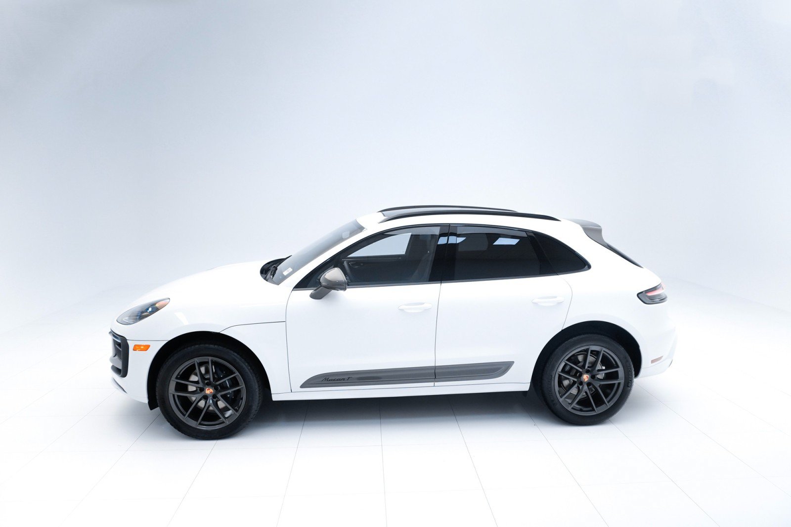 Certified 2023 Porsche Macan Turbo AWD/4WD image 2