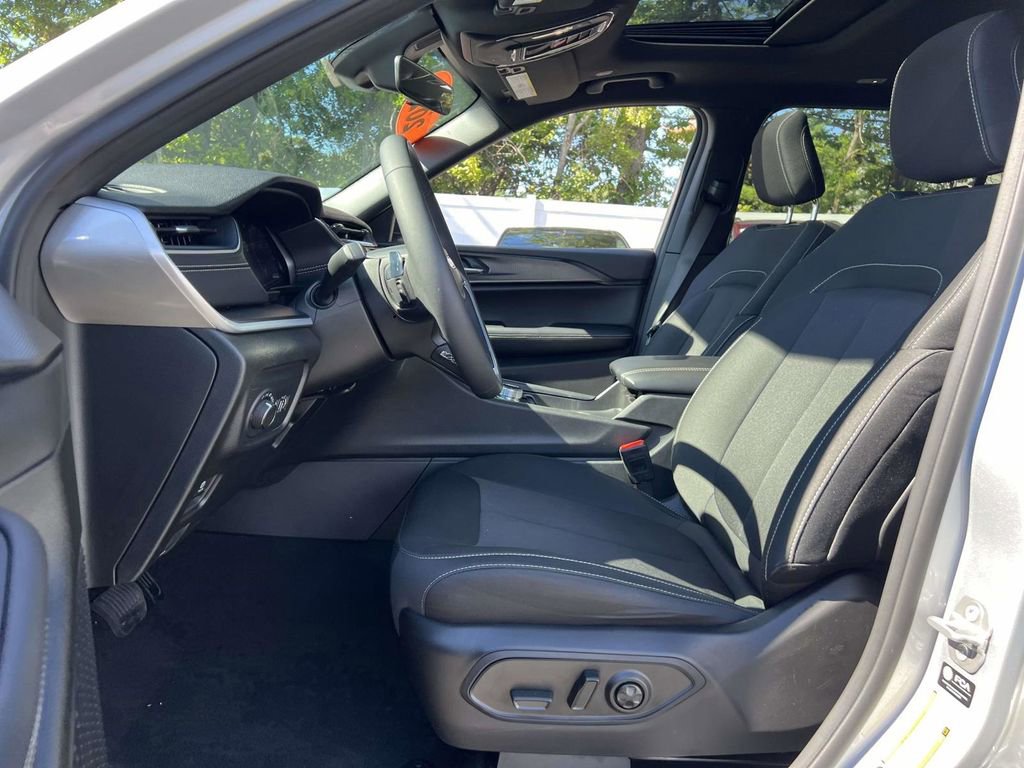 Used 2025 Jeep Grand Cherokee L Laredo image 13