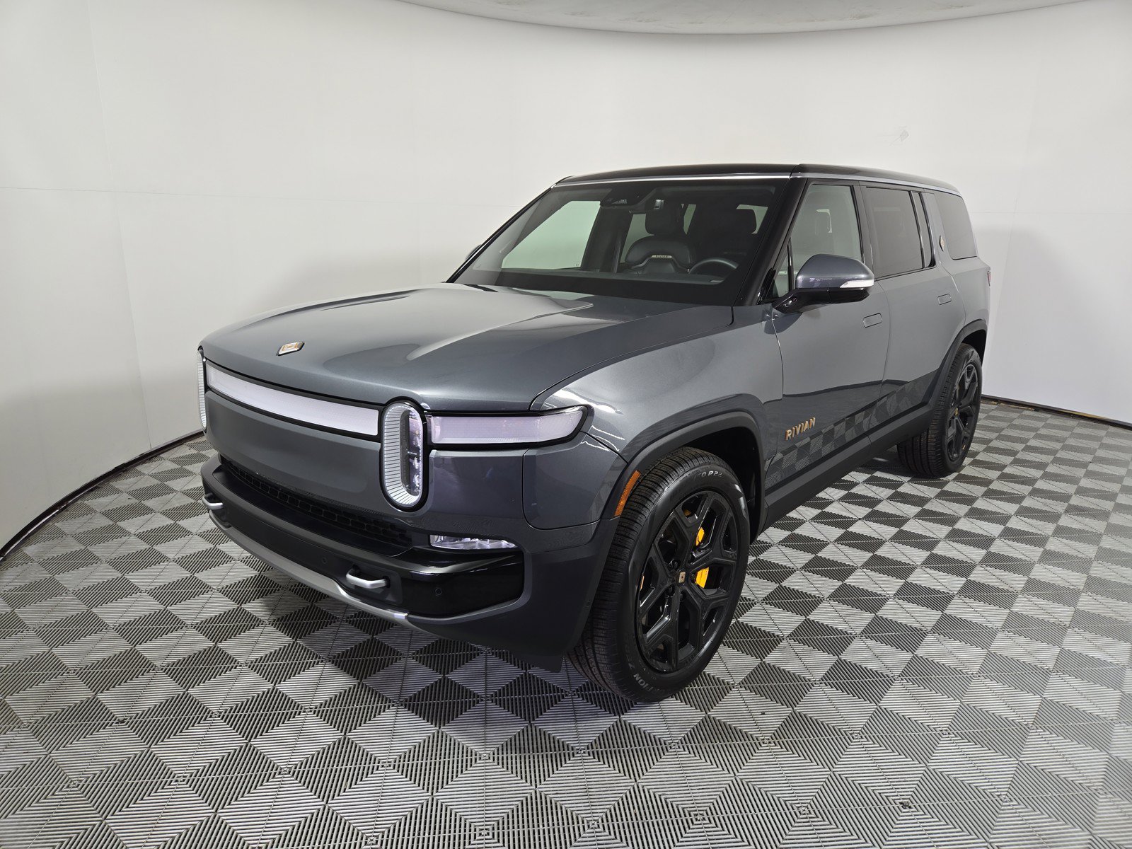 Used 2024 Rivian R1S Adventure AWD/4WD image 1