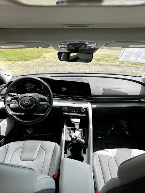 Certified 2025 Hyundai Elantra Limited FWD image 26