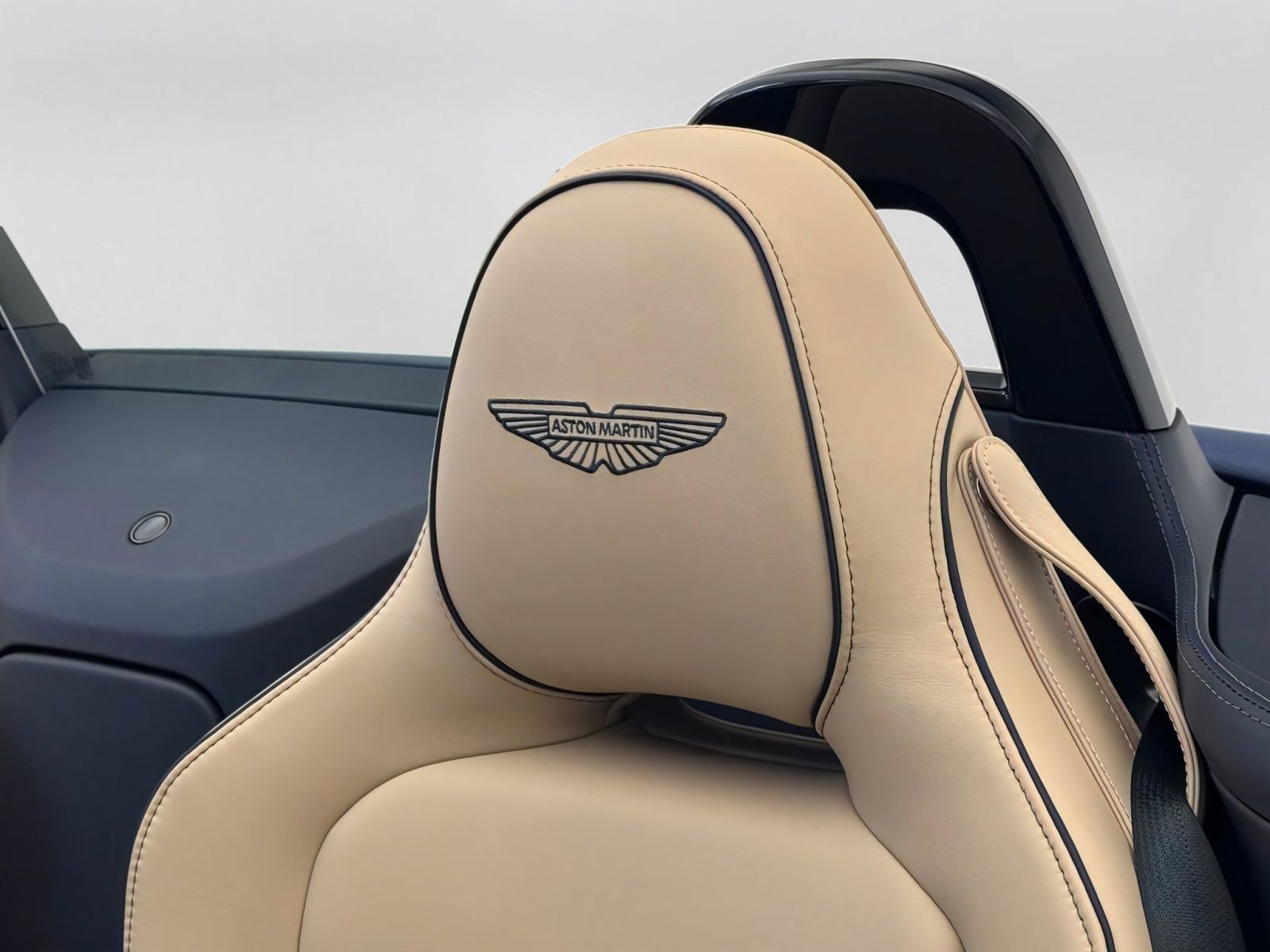 New 2026 Aston Martin V8 Vantage Coupe RWD image 5
