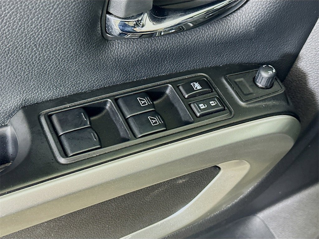 Used 2024 Nissan Titan SV w/ SV Convenience Package image 15