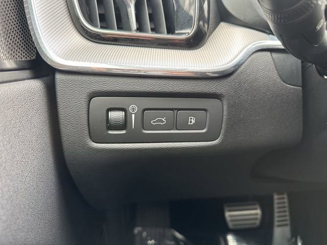 Used 2019 Volvo XC60 T8 R-Design w/ Advanced Package image 30