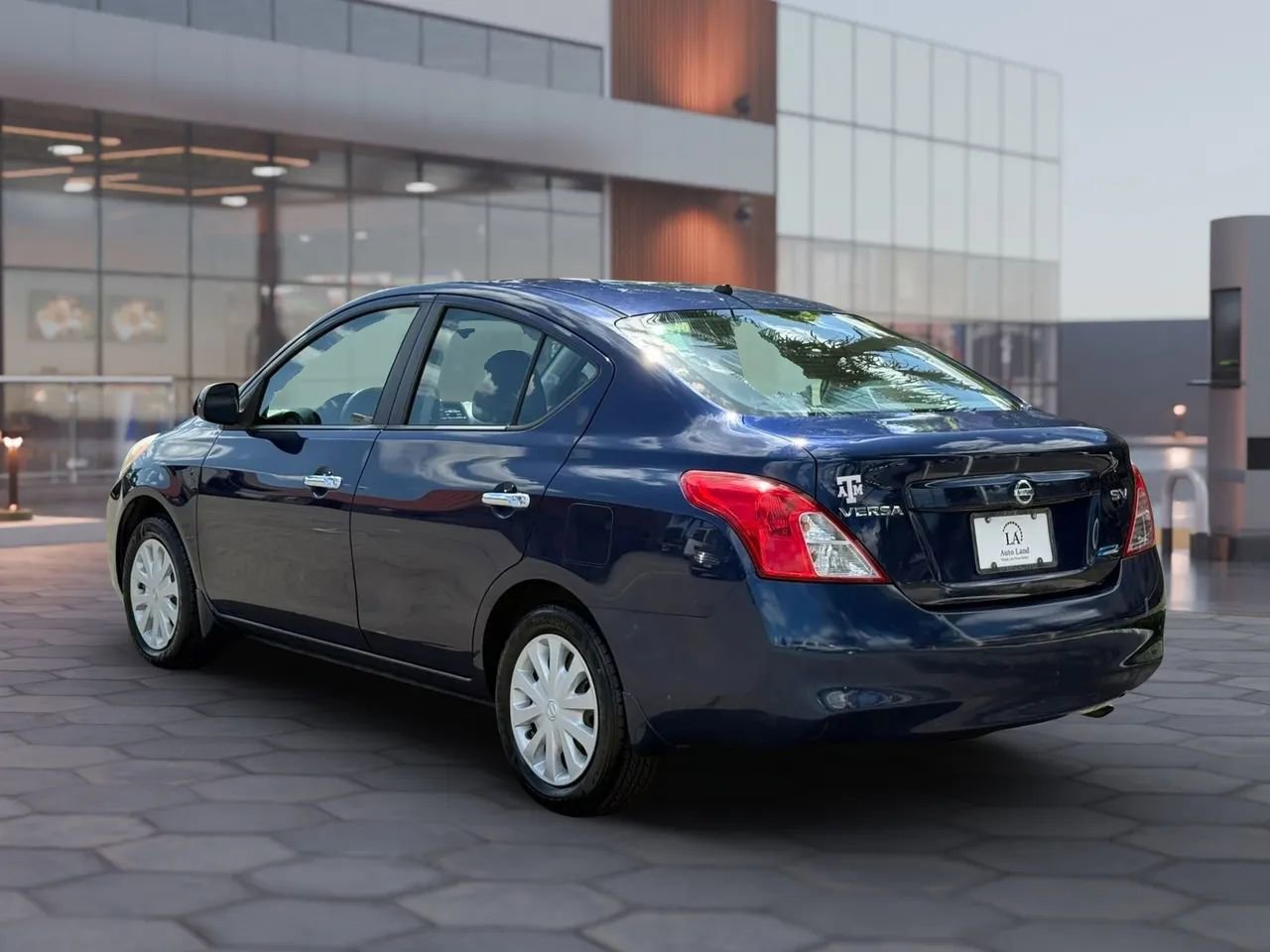 Used 2012 Nissan Versa SV FWD image 4