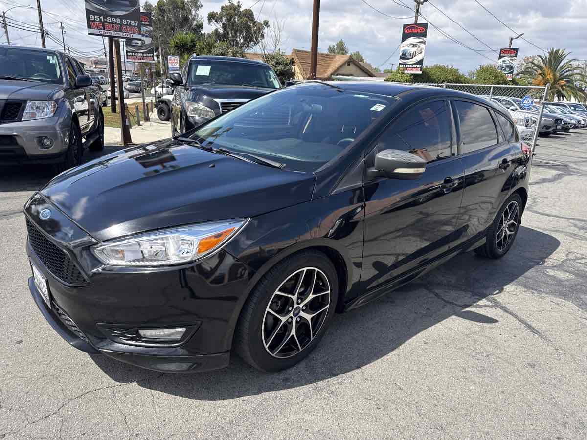 Used 2015 Ford Focus SE w/ SE Sport Package image 2