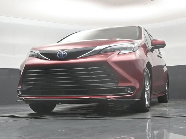 Used 2025 Toyota Sienna XLE FWD image 51
