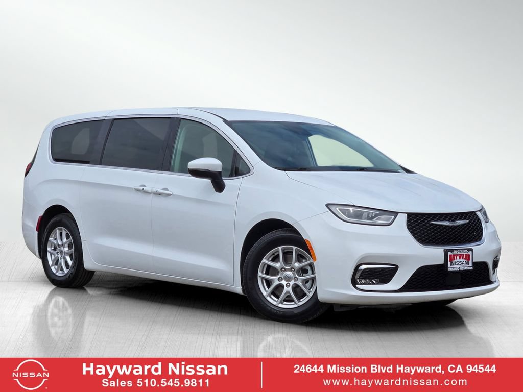 Used 2023 Chrysler Pacifica Touring-L