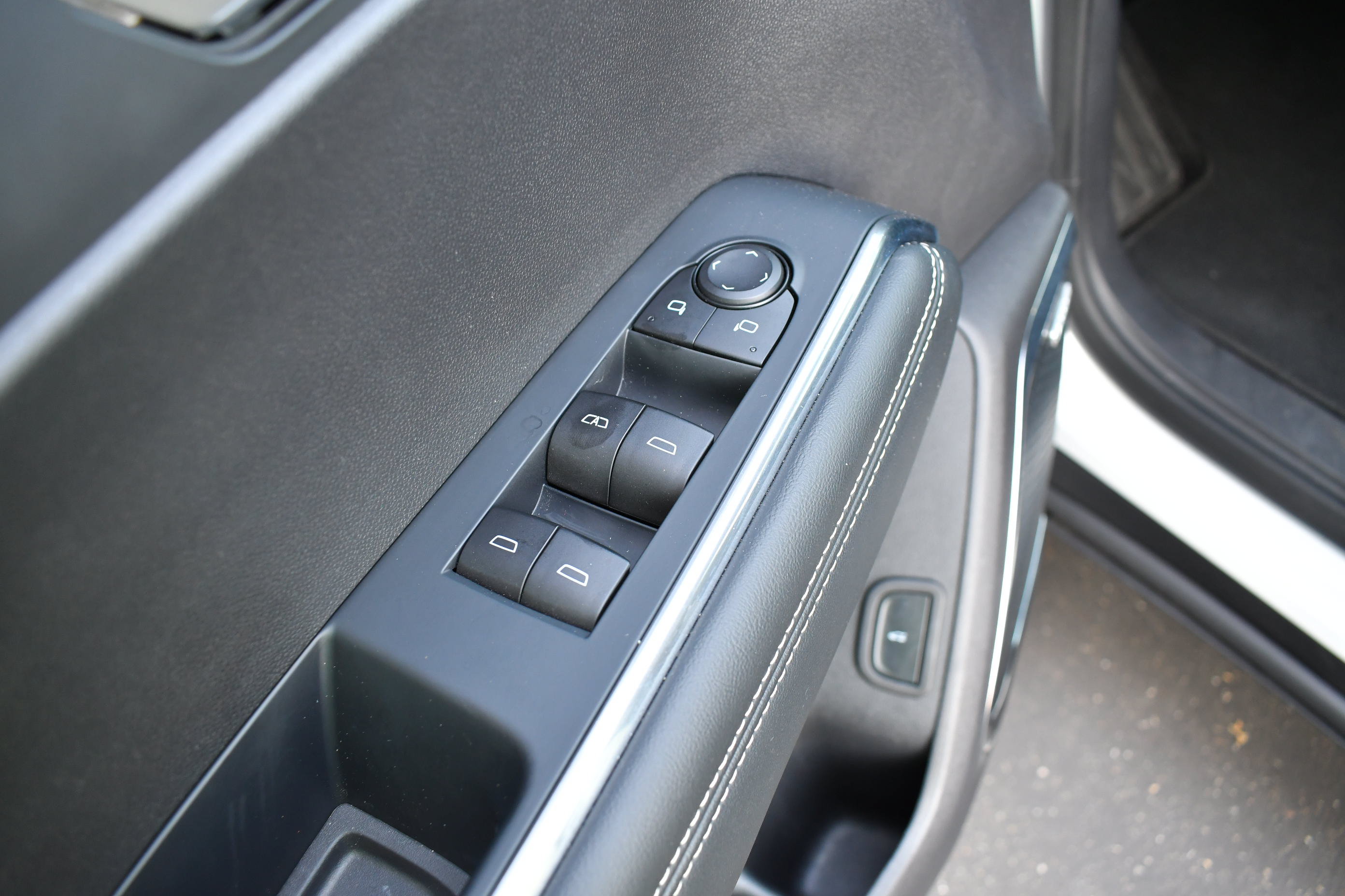 Used 2025 GMC Acadia Elevation FWD image 19