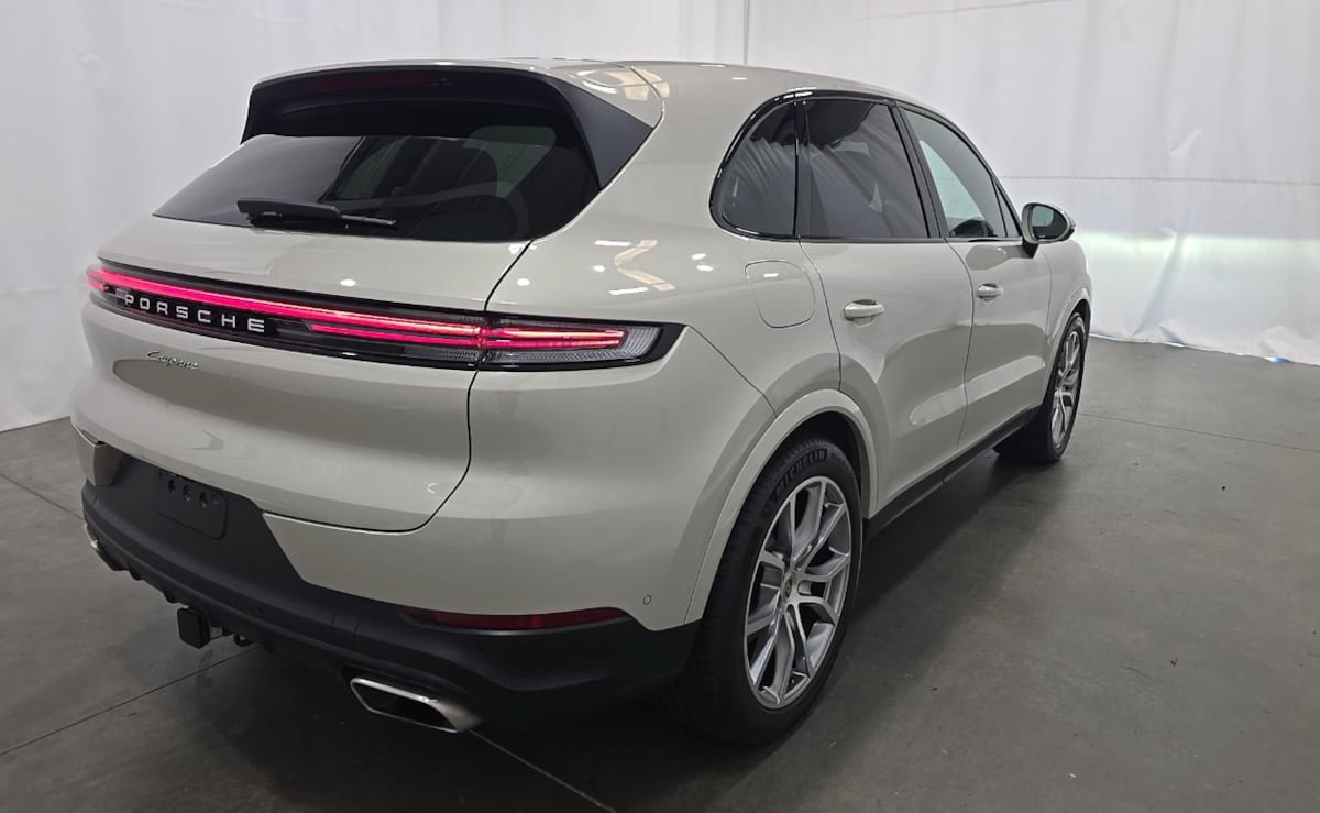 Used 2024 Porsche Cayenne AWD/4WD image 7
