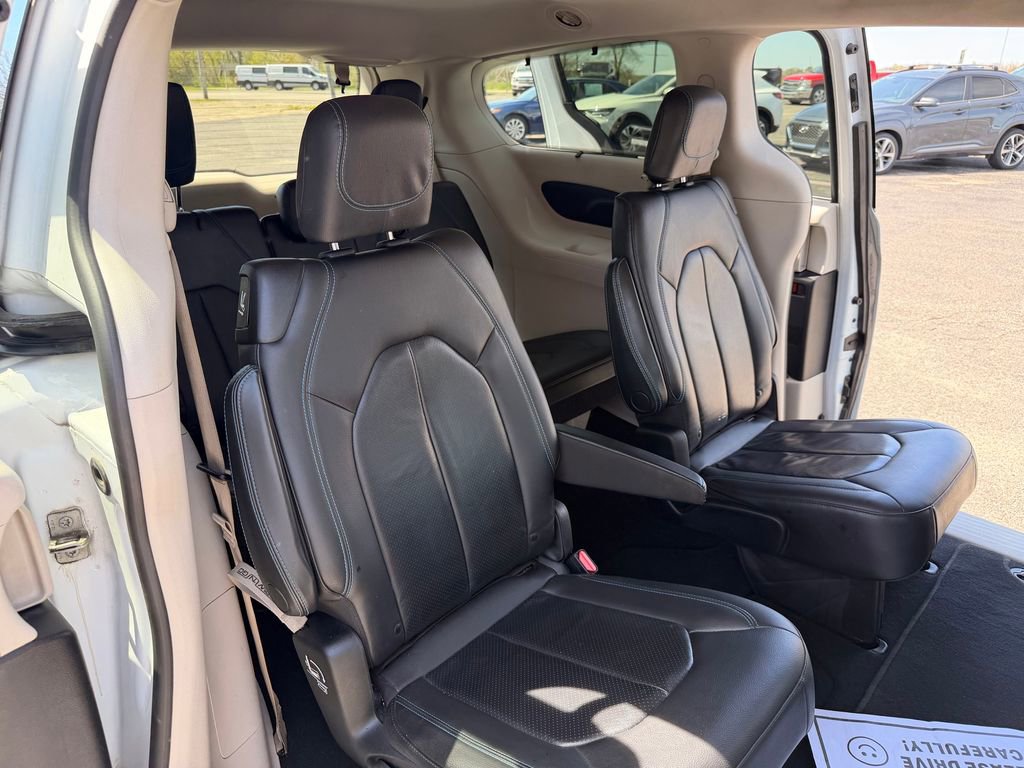 Used 2021 Chrysler Pacifica Touring-L FWD image 33