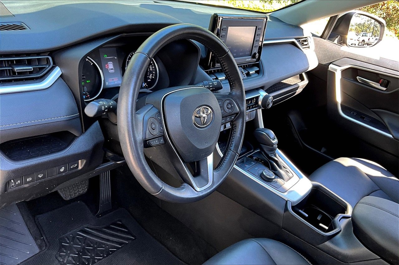 Used 2022 Toyota RAV4 XLE Premium image 14