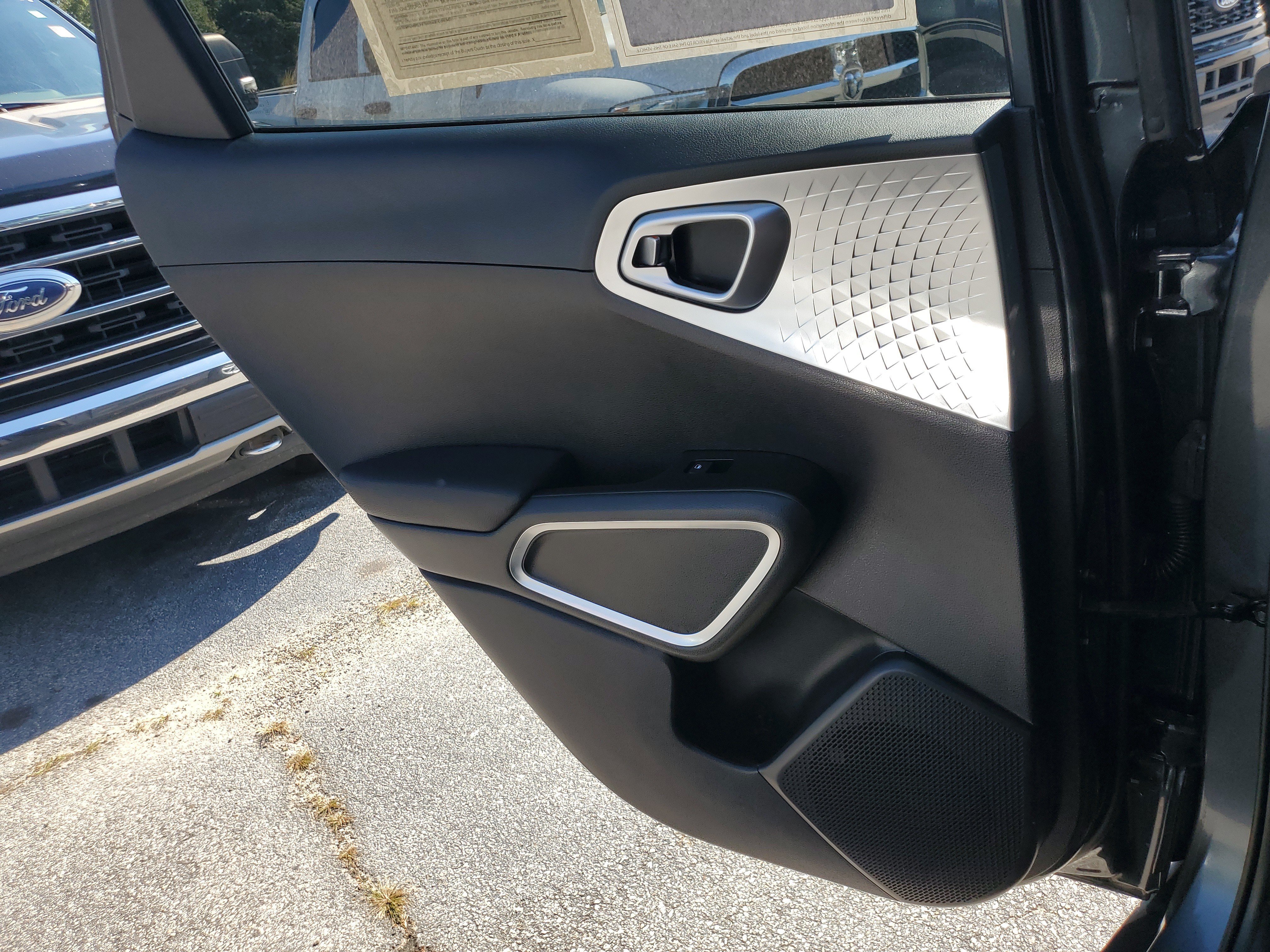 Used 2025 Kia Soul LX w/ LX Technology Package FWD image 13