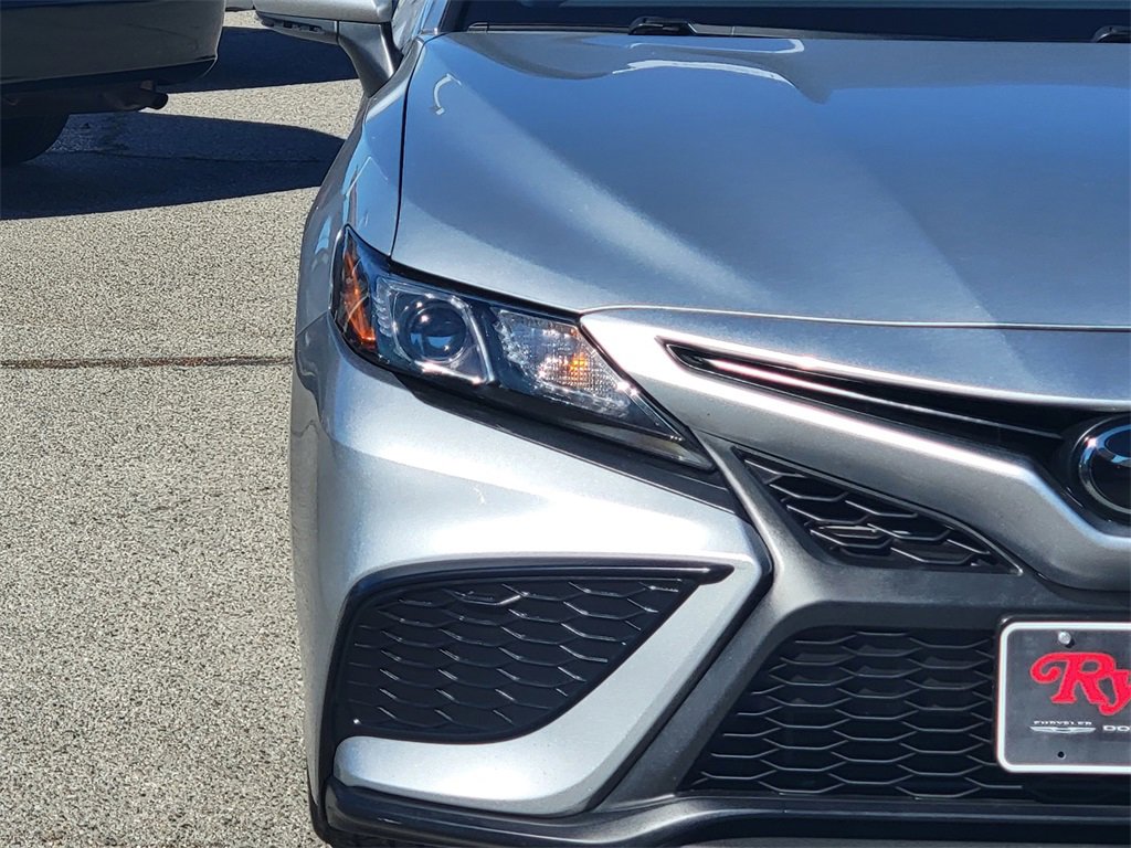 Used 2023 Toyota Camry SE image 3