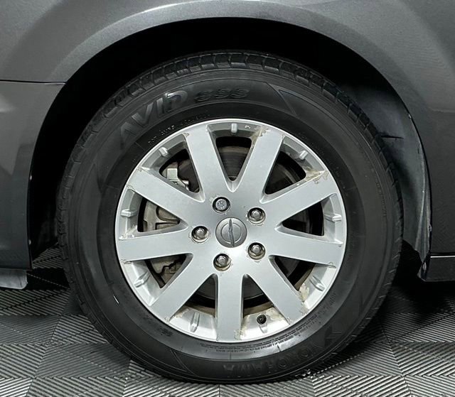 Used 2015 Chrysler Town & Country Touring w/ Driver Convenience Group FWD image 11