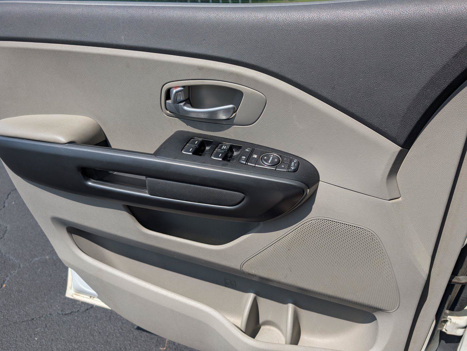Used 2017 Kia Sedona LX FWD image 14