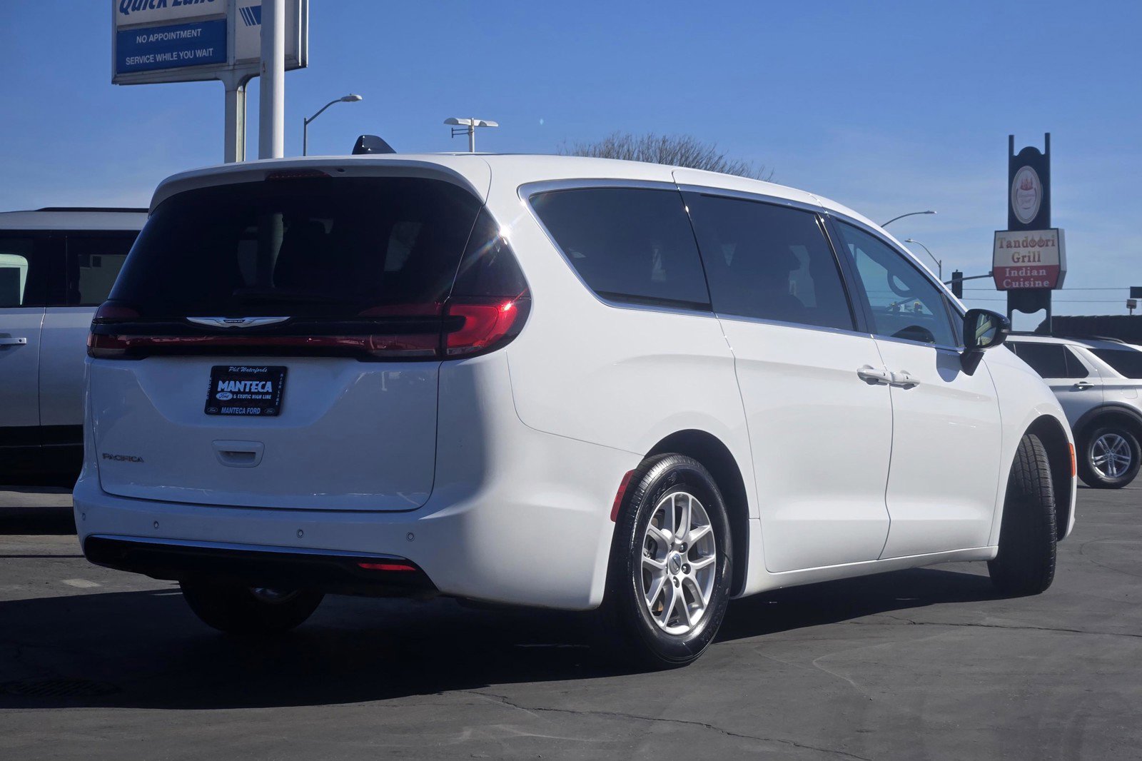 Used 2024 Chrysler Pacifica Touring-L image 4