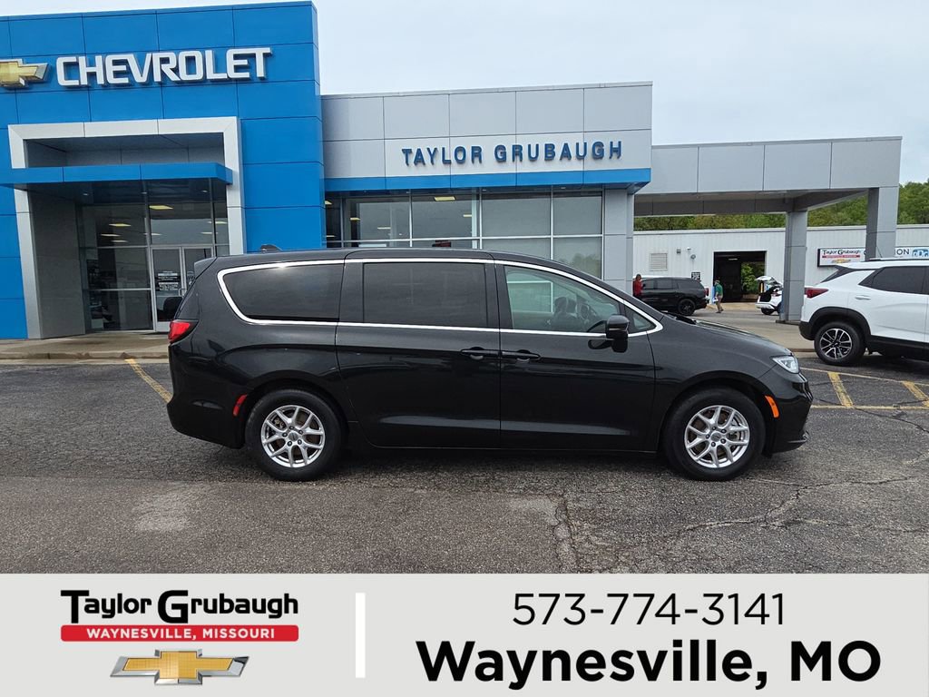 Used 2023 Chrysler Pacifica Touring-L FWD image 1