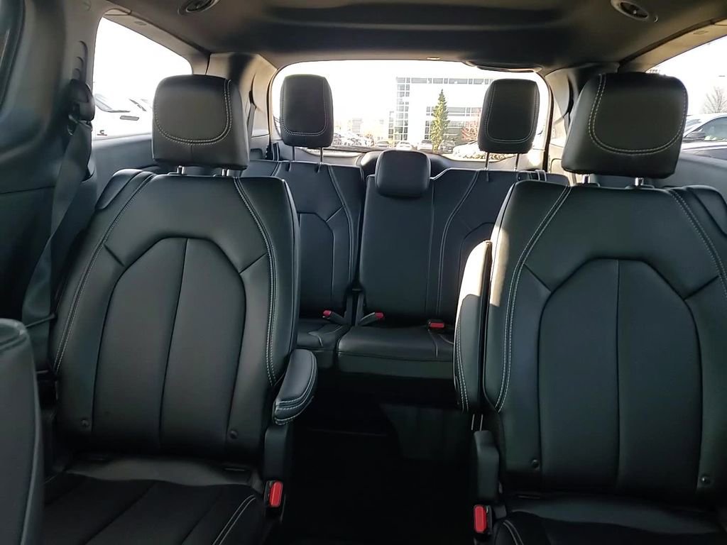 New 2026 Chrysler Pacifica Select AWD/4WD image 19