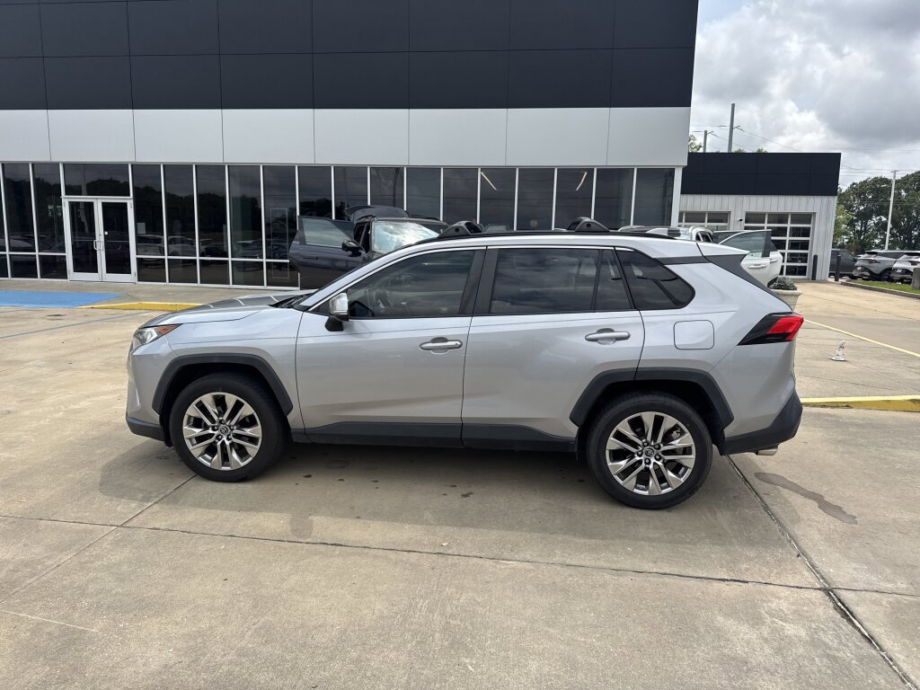 Used 2019 Toyota RAV4 XLE Premium FWD image 18