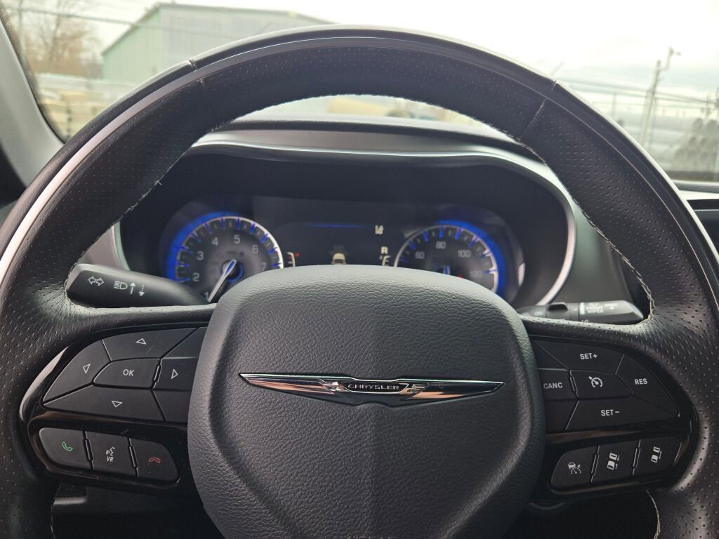 Used 2021 Chrysler Pacifica Limited w/ Uconnect Theater Family Group image 37