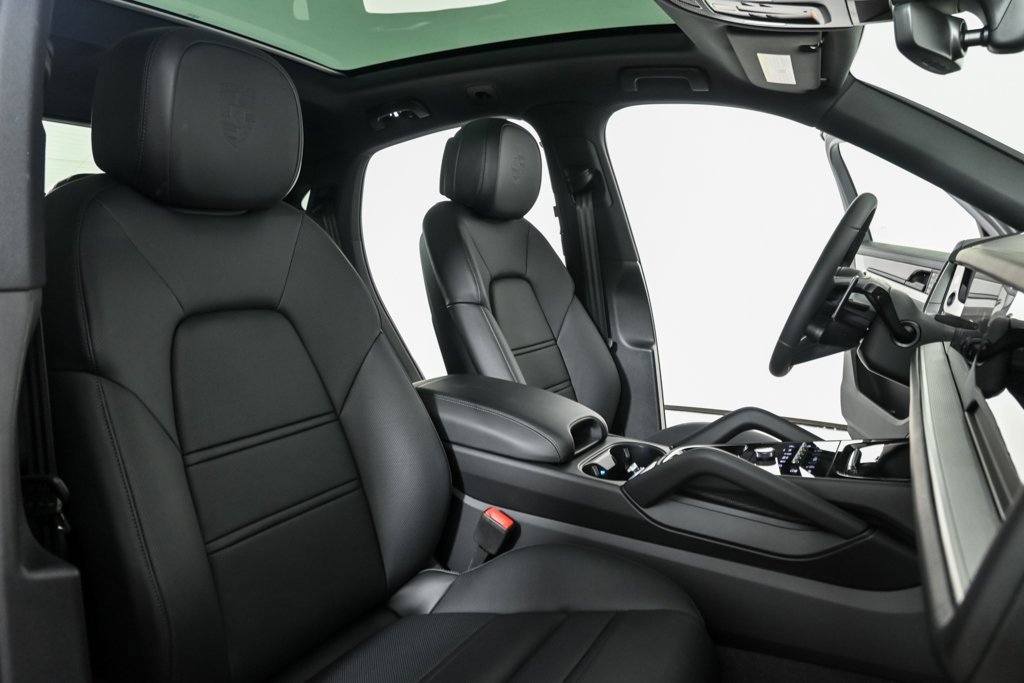 New 2025 Porsche Cayenne Coupe image 24