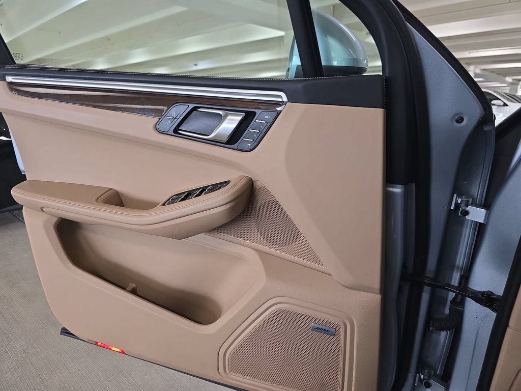 Certified 2021 Porsche Macan S AWD/4WD image 18