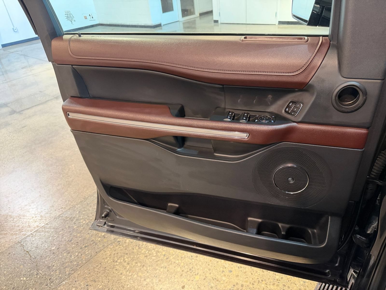 Used 2024 Ford Expedition Limited AWD/4WD image 15