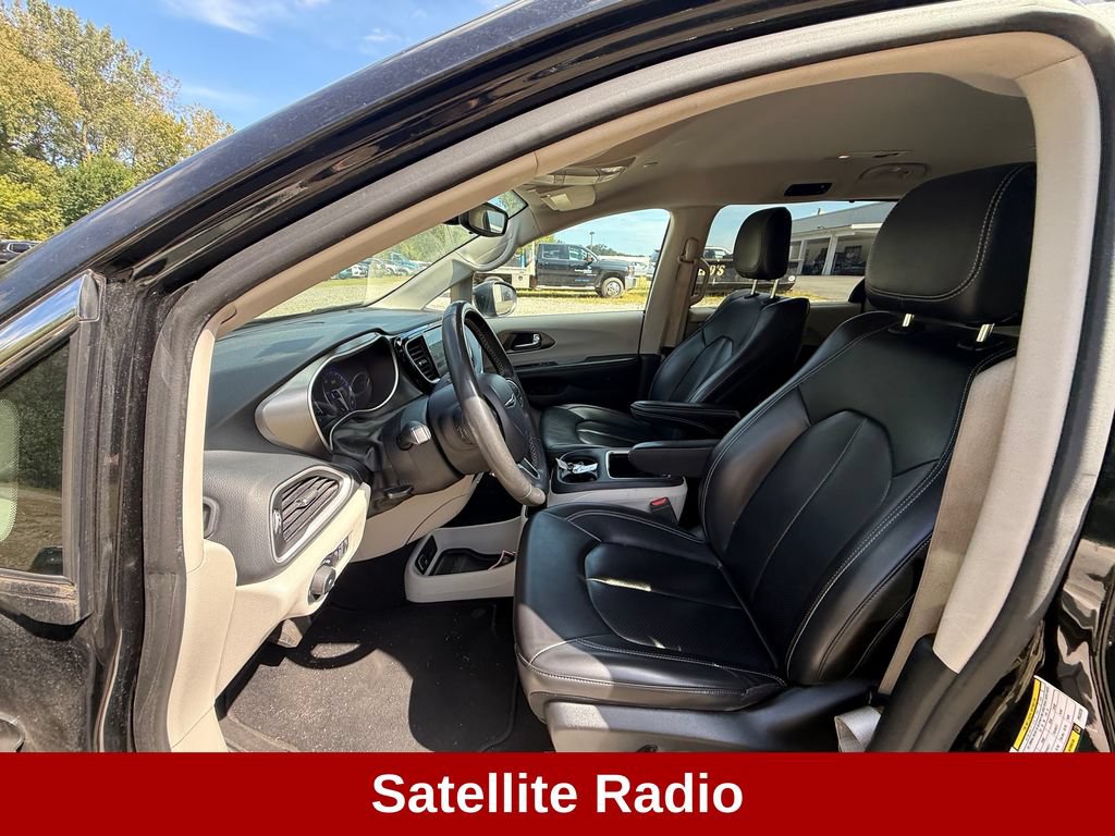 Used 2023 Chrysler Pacifica Touring-L FWD image 13