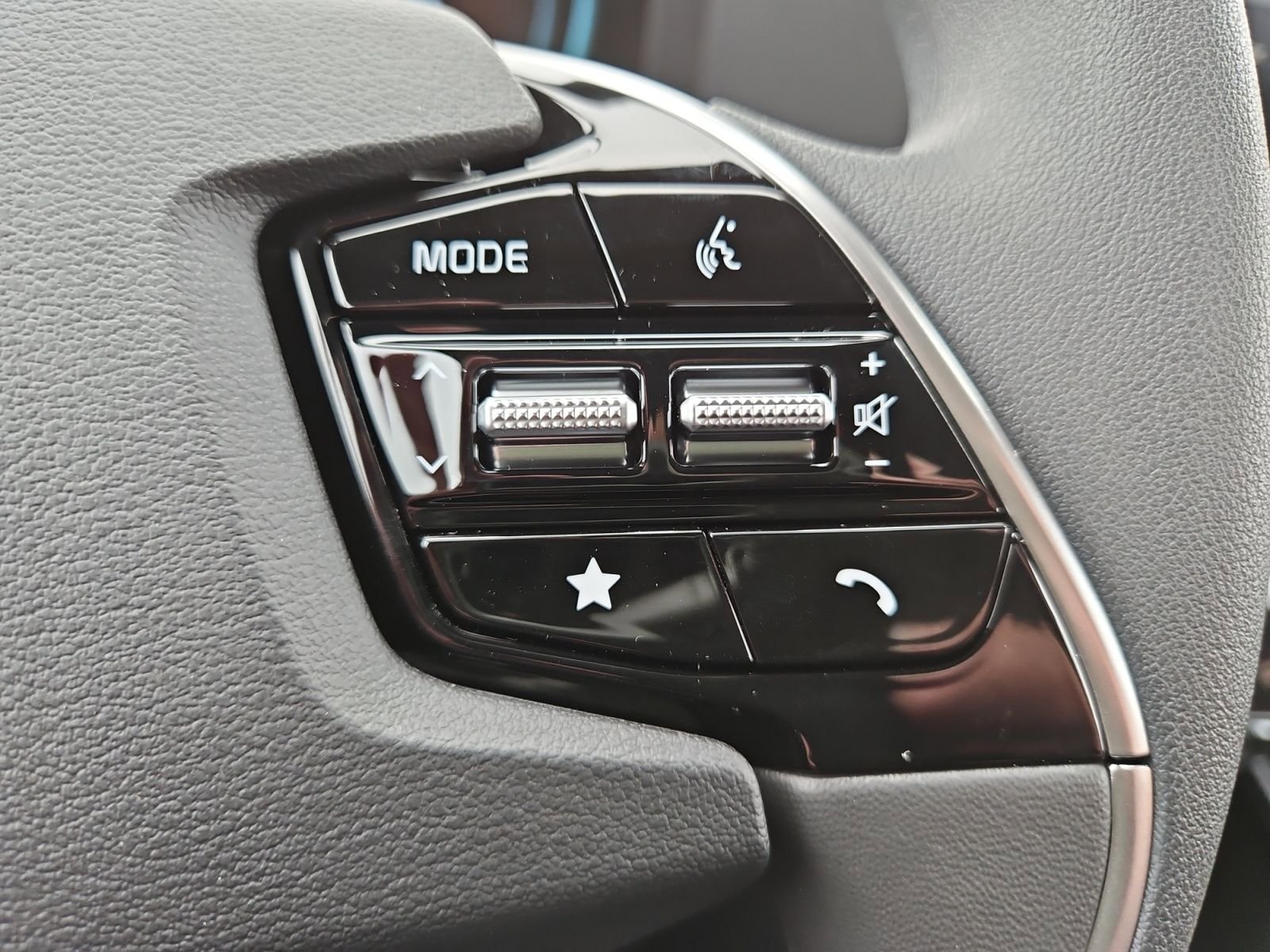 Used 2025 Kia Niro LX image 26