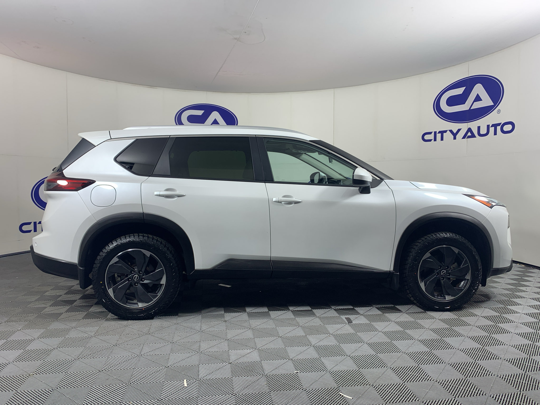Used 2024 Nissan Rogue SV w/ SV Premium Package AWD/4WD image 2
