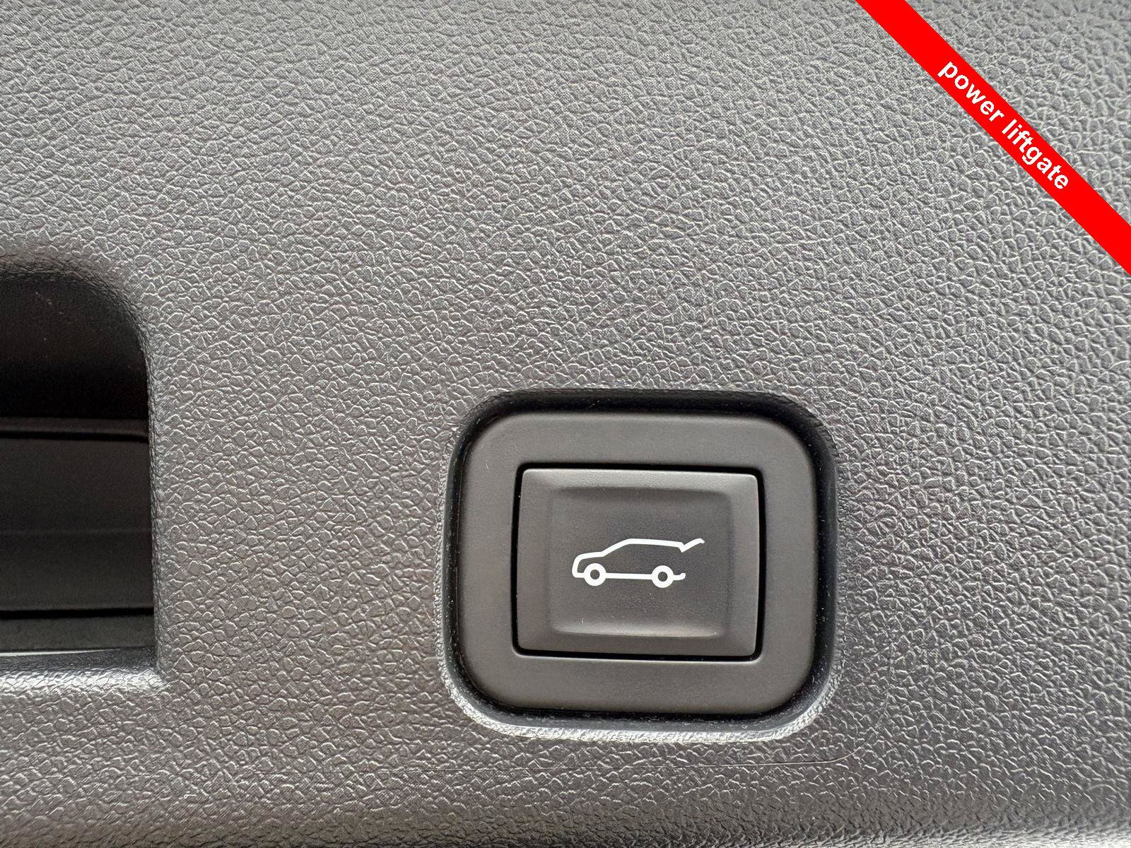 Used 2025 Chevrolet Traverse LT FWD image 7