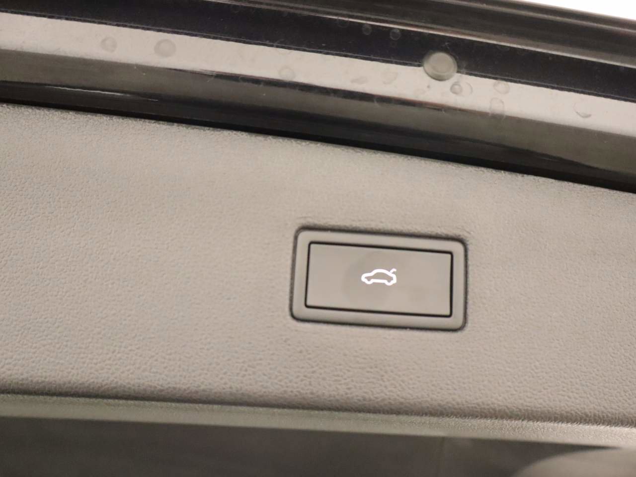 Certified 2024 Volkswagen Tiguan SE R-Line image 20