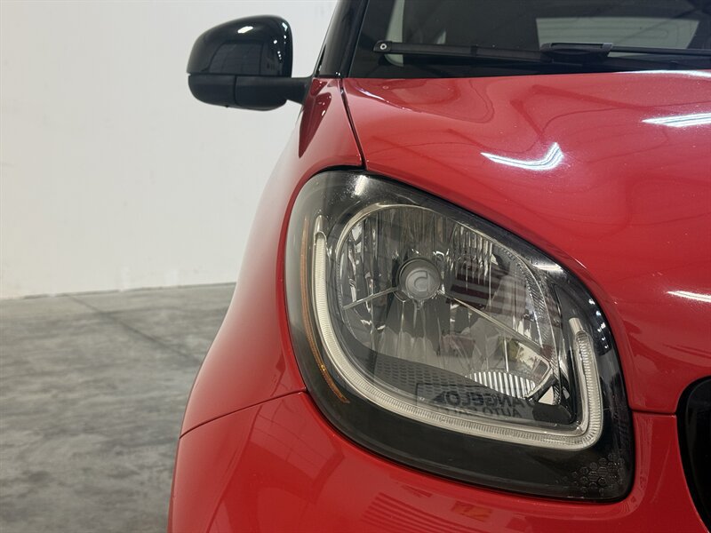 Used 2017 smart fortwo passion RWD image 10