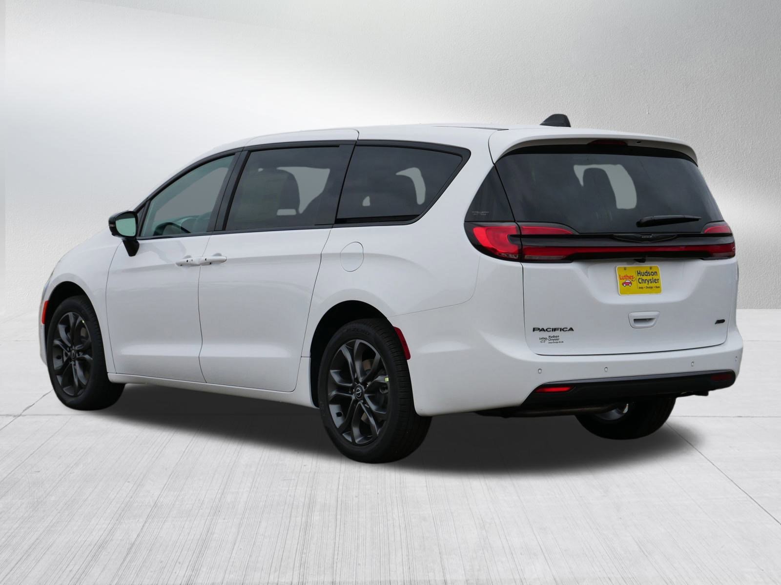 New 2026 Chrysler Pacifica Select image 3