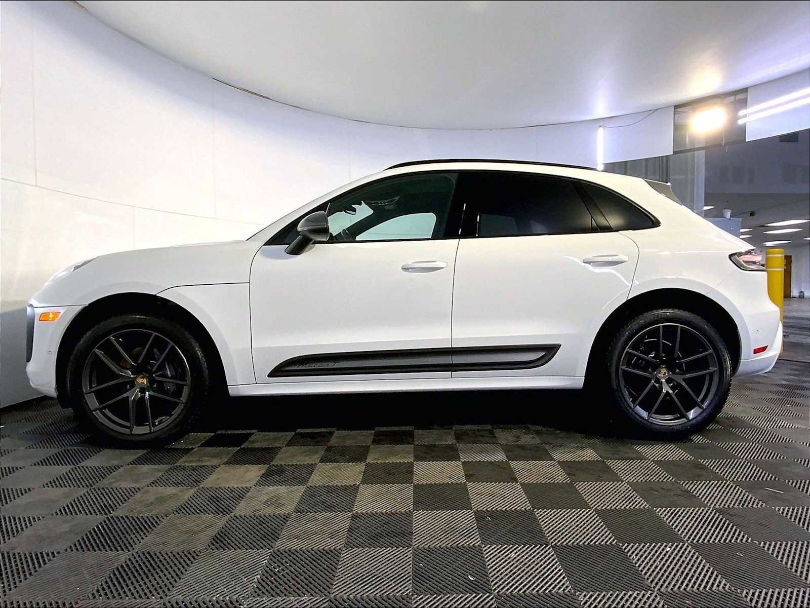 Certified 2023 Porsche Macan Turbo image 2