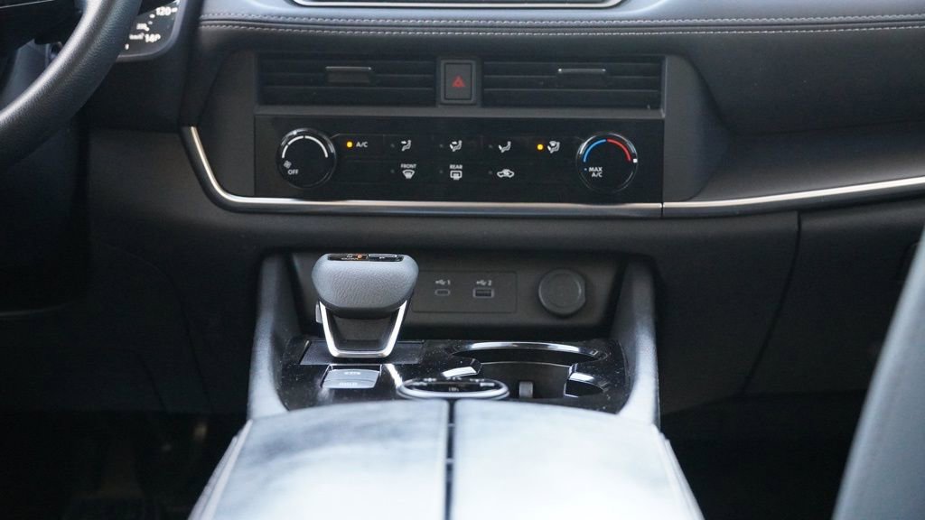 Used 2023 Nissan Rogue S image 31