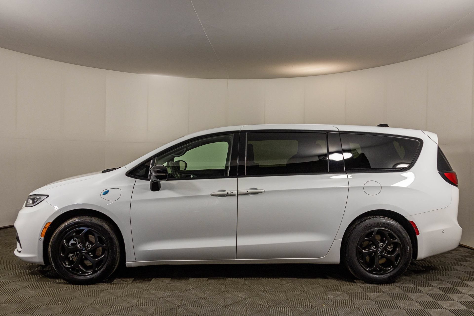 Used 2024 Chrysler Pacifica Limited FWD image 23