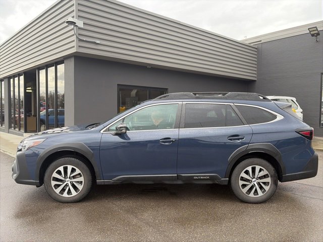Used 2023 Subaru Outback Premium image 7