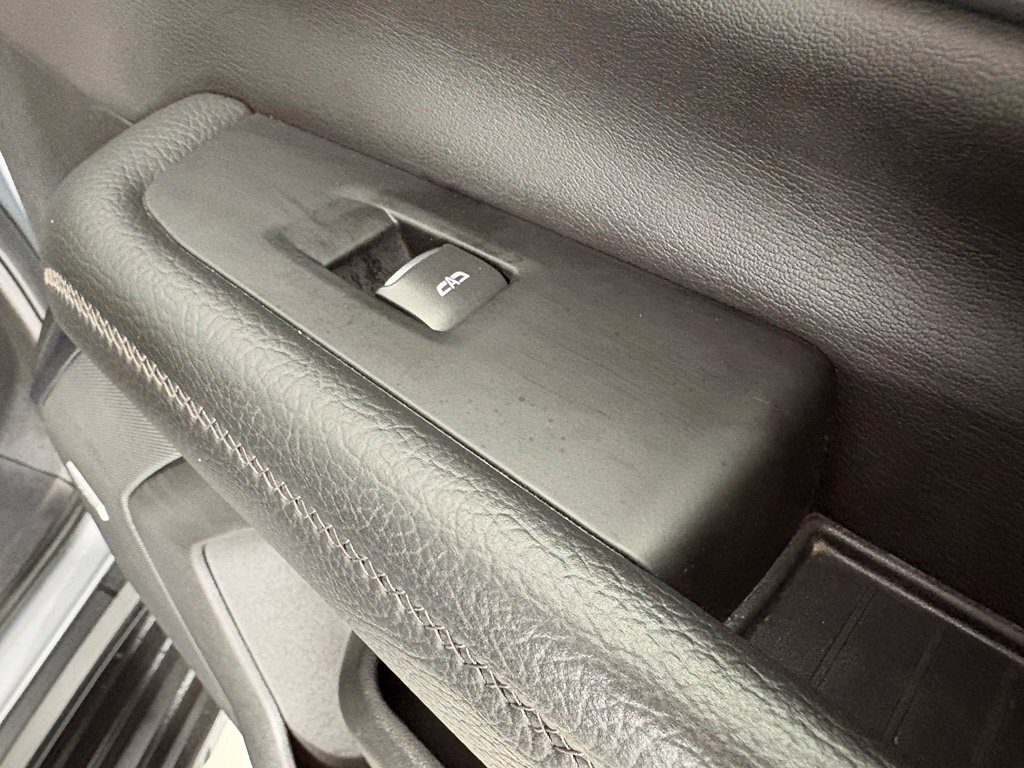 Used 2025 GMC Yukon XL Denali AWD/4WD image 15