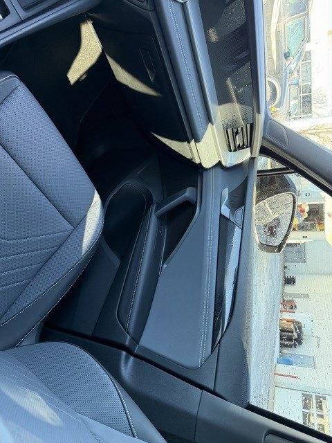 Used 2025 Volkswagen Tiguan SE R-Line image 21