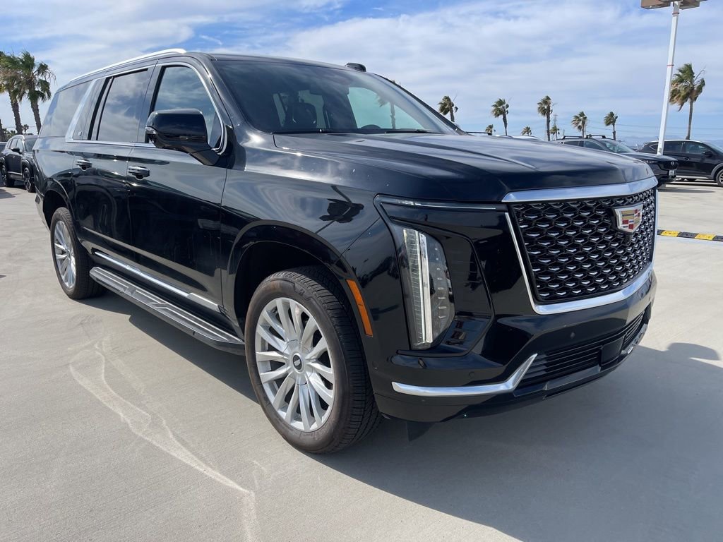 Used 2025 Cadillac Escalade ESV Luxury image 3