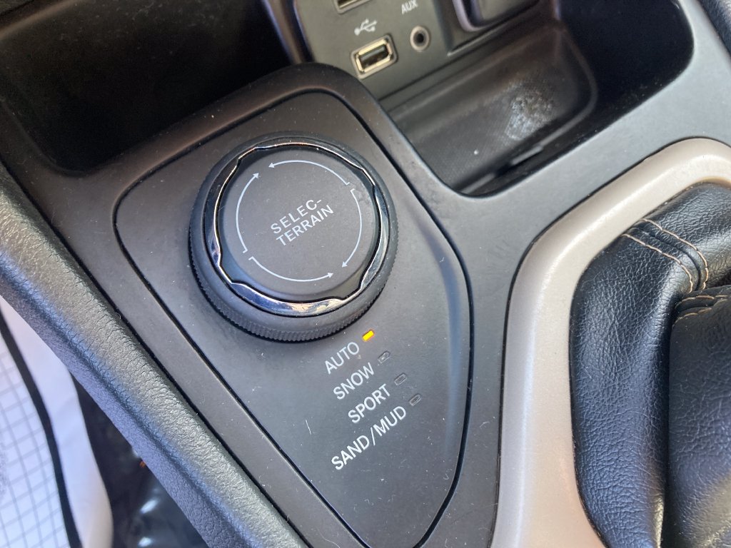 Used 2016 Jeep Cherokee Limited AWD/4WD image 40