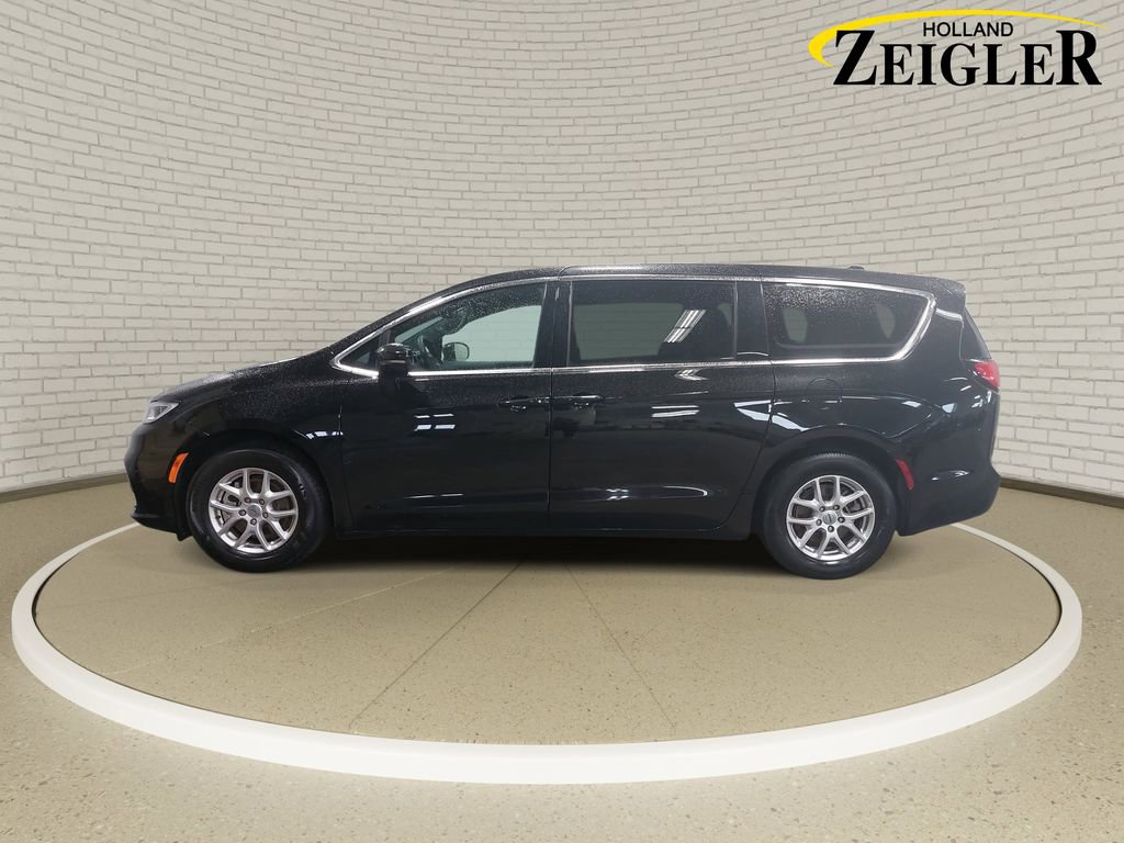 Used 2025 Chrysler Pacifica Select FWD image 8