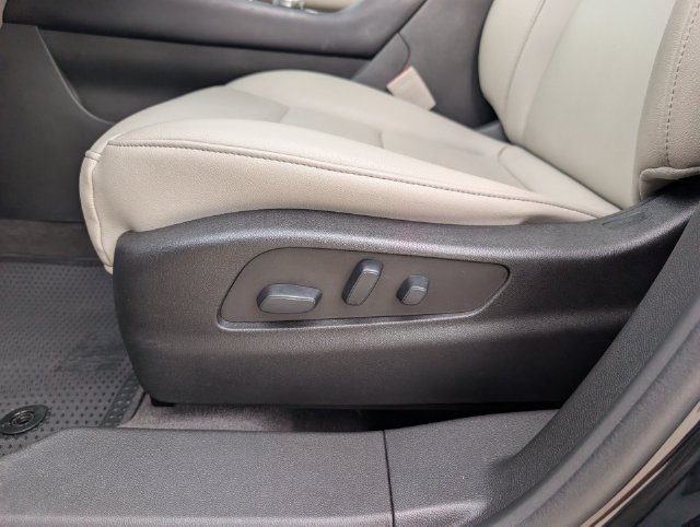 Used 2022 Cadillac XT4 Luxury w/ Cold Weather Package FWD image 20