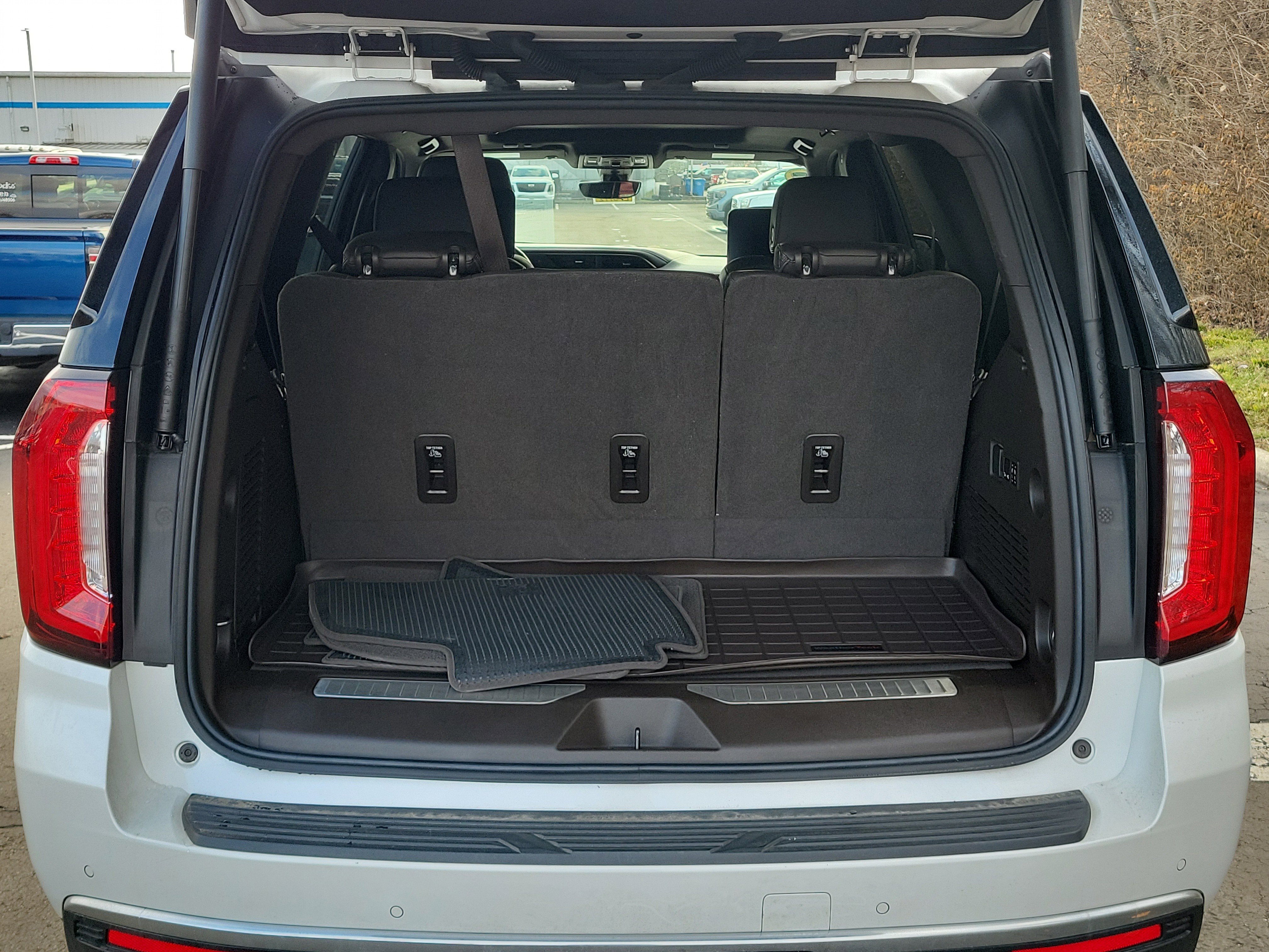 Used 2021 GMC Yukon Denali w/ Denali Premium Package image 8