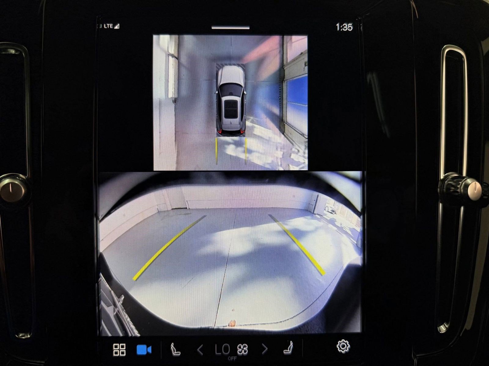 Used 2024 Volvo XC40 B5 Plus image 30